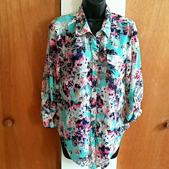 💥3 for $10💥 Floral blouse - Picture 3 of 5